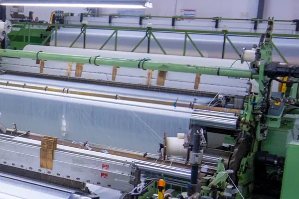 عکس دستگاه بافت فیلتر سبز رنگ و پارچه سفید