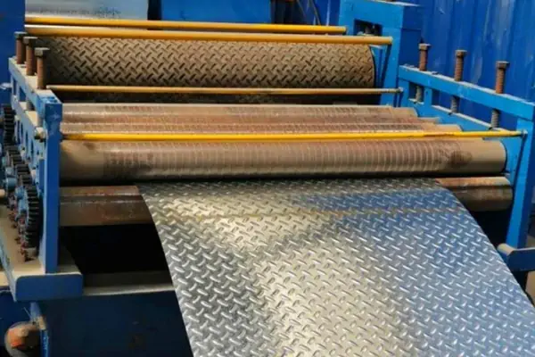 عکس ورق استیل عاج دار در خط تولید ورق عاج دار