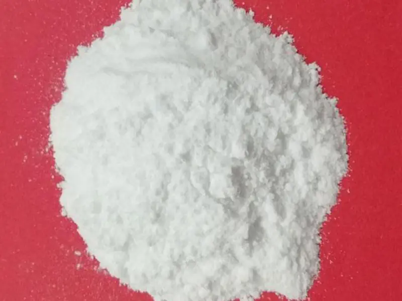 عکس بنتون 38 در زمینه قرمز