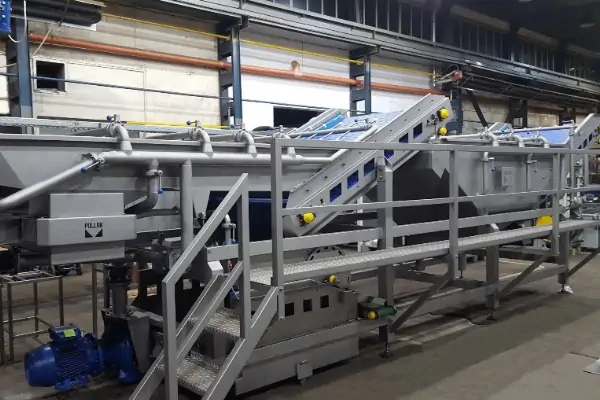 عکسی از نمای کلی تجهیزات فرآوری دانه در کارخانه