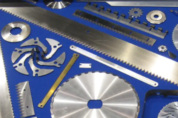 عکس انواع تیغه صنعتی خطی و دایره ای روی زمینه آبی رنگ