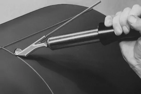 عکس جوشکاری قطعه پلاستیک سیاه رنگ با دستگاه دوخت و جوش