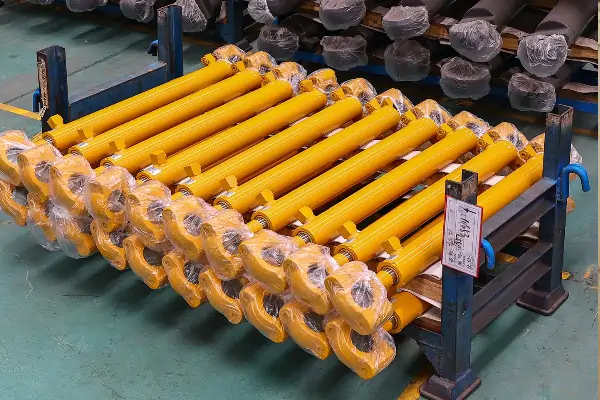 عکس 20 جک نارنجی هیدرولیک در دو ردیف 10 تایی روی هم.