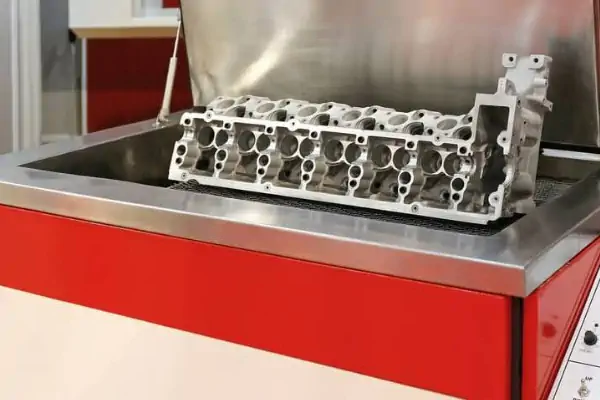 عکس سیلندر استیل روی میز شیشه ای با پایه نارنجی