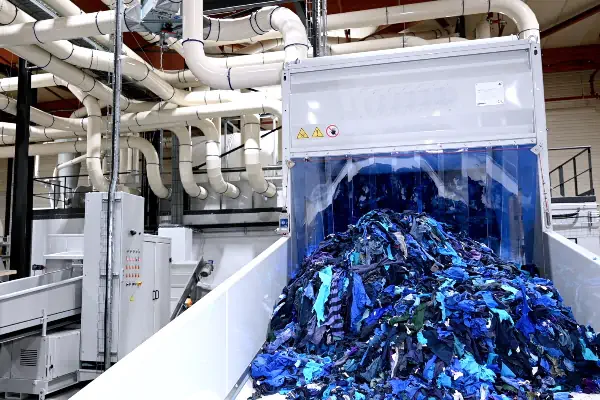 عکس بازیافت پارچه کهنه آبی با دستگاه