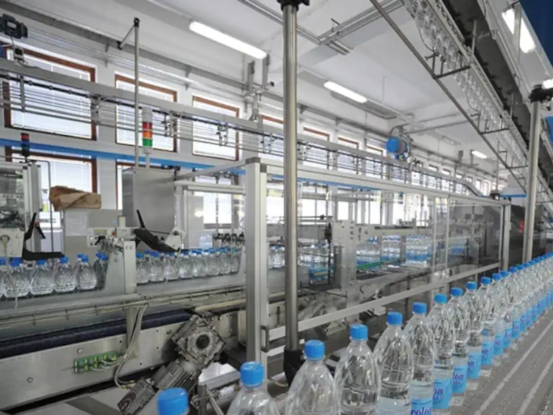 عکس بطری آب معدنی در خط تولید آب معدنی