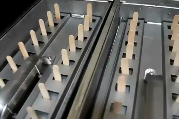 عکس چوب بستنی در دستگاه تولید بستنی یخی