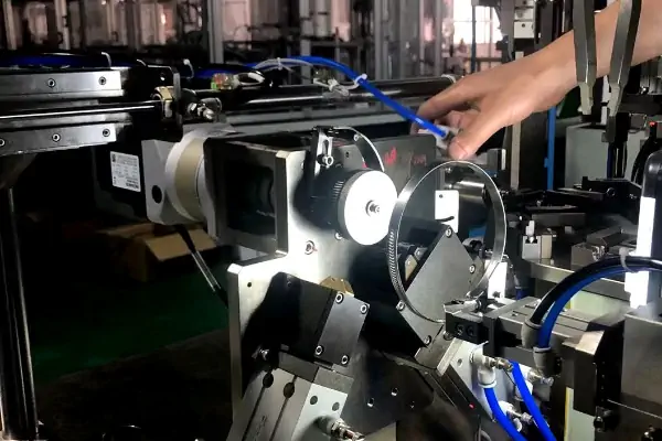 عکس دست یک مرددر حال برداشت خط تولید بست فلزی شلنگ