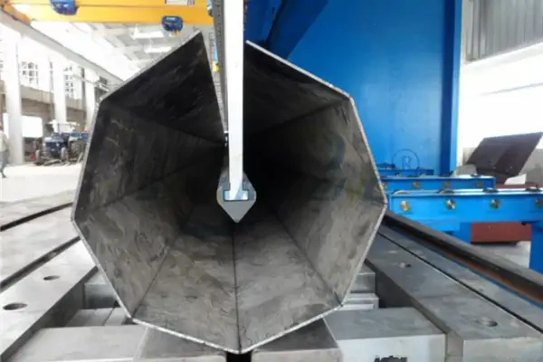 عکس تیر چراغ برق در خط تولید پایه تیر