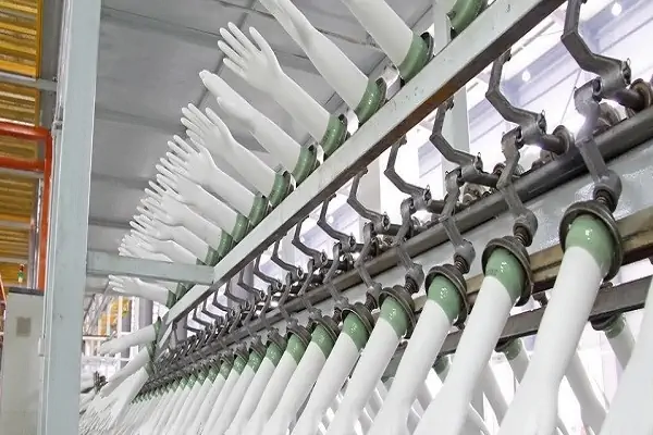 دستکش پلاستیکی سفید در نوار نقاله دستگاه  تولید دستکش