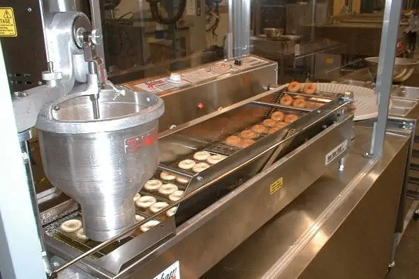 عکس قیف خروجی دونات با دستگاه تولید دونات صنعتی