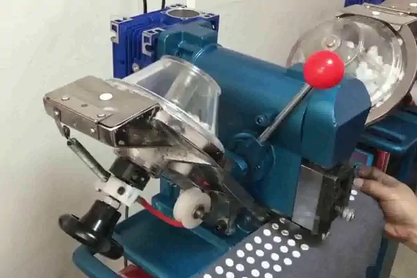 عکس پارچه طوسی زیر دستگاه دکمه زن