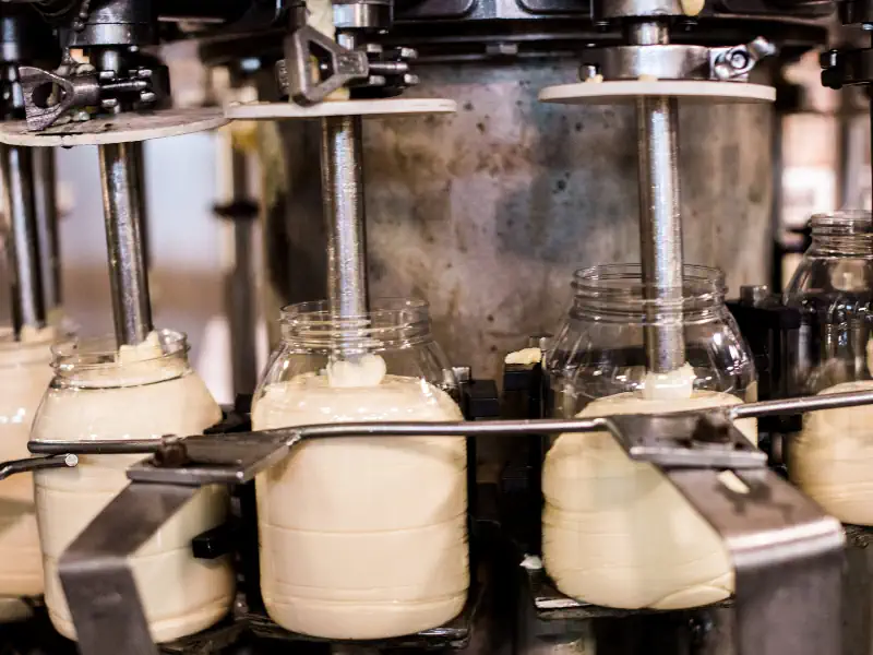 عکس دستگاه پرکن سس مایونز در حال پرکردن سس