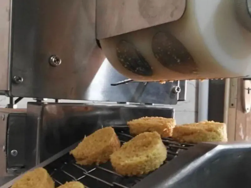 عکس فلال در یکی از دستگاه های خط تولید فلافل