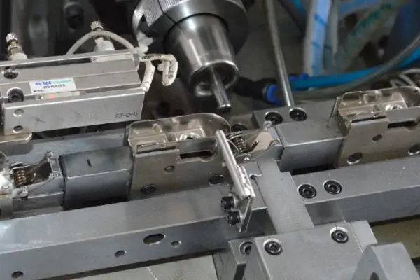 عکس دستگاه پرس در خط تولید لولا آهنی