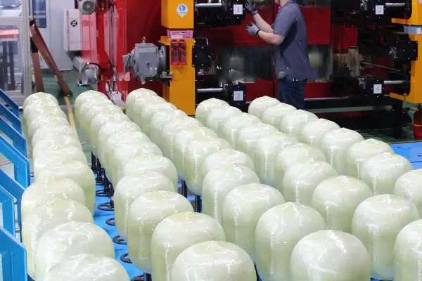 عکس یک مرد در خط تولید سیلندر گاز در حال کار