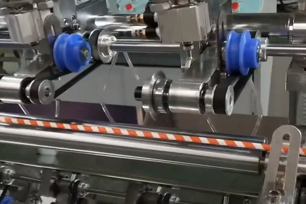 عکس نی نوشیدنی نارنجی سفید در نوار نقاله