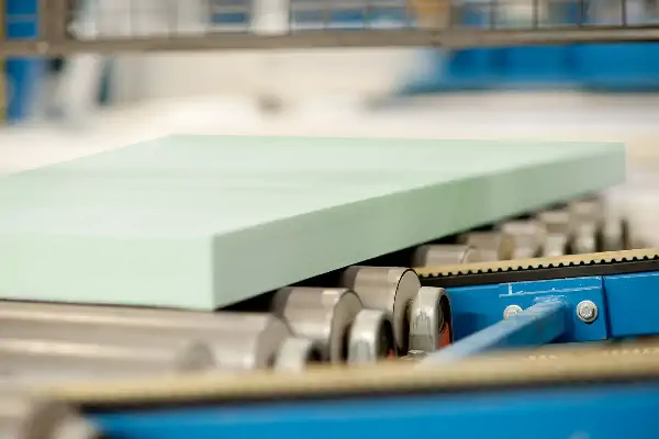 ورق فوم سبز کم رنگ  در نوار نقاله