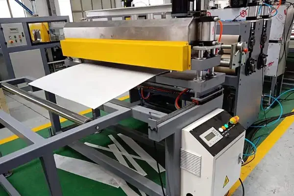 ورق سفید پلاستیکی زیر دستگاه خط تولید ورق پلاستیک