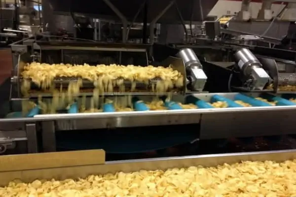 عکس پفک در فرایند نهایی خط تولید پفک بر پایه ذرت