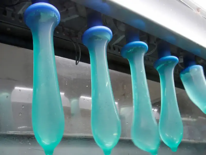 عکس کاندوم سبز رنگ در دستگاه تولید کاندوم