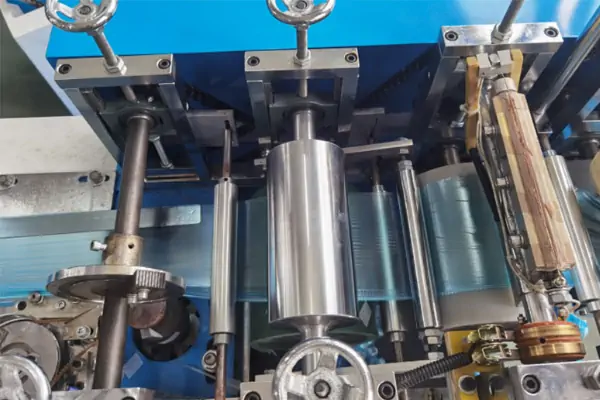 عکس از خط تولید کاور کفش یکبار مصرف بیمارستانی