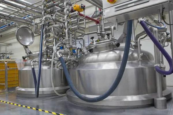 عکس مخزن میکسر خط تولید کرم آرایشی بهداشتی پماد و کرم