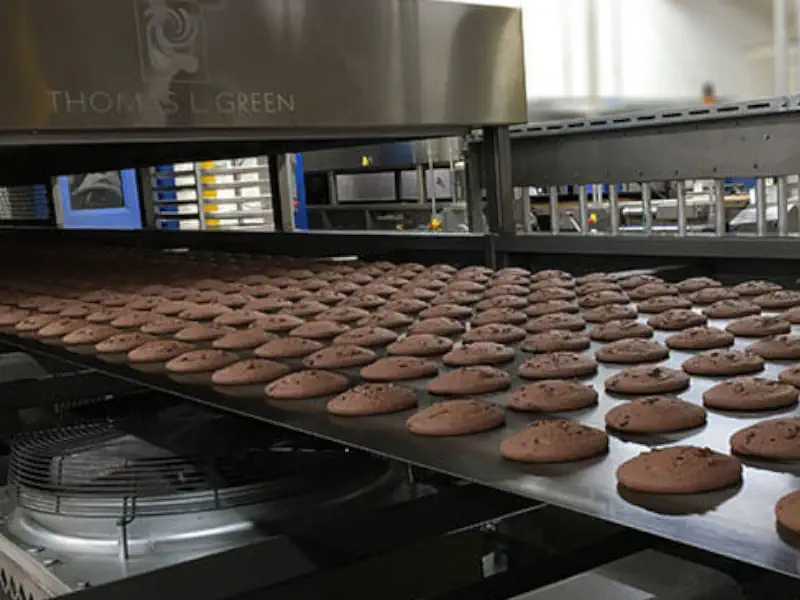 عکس کلوچه در نوار نقاله خط تولید کلوچه