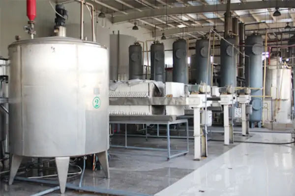 عکس از خط تولید گلوکز مایع با مخزن بزرگ استیل