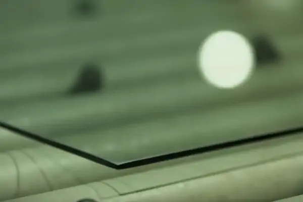 عکس شیشه تولید شده در روی نوار نقاله