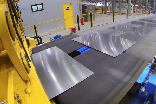 عکس ایستگاه برش ورق آلومینیومی با دستگاه تبدیل کویل به ورق برشی