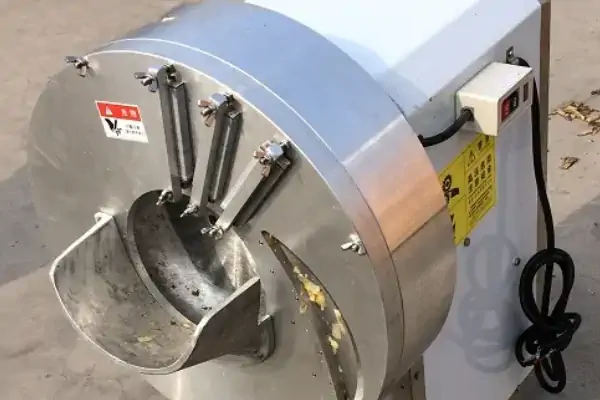 نمایی از خروجی خلال سیب زمینی در دستگاه خلال کن سیب زمینی