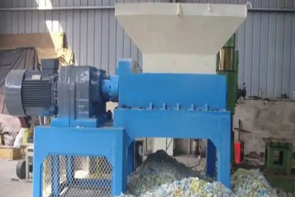 عکس شریدر لاستیک بازیافتی در حال خورد کردن لاستیک