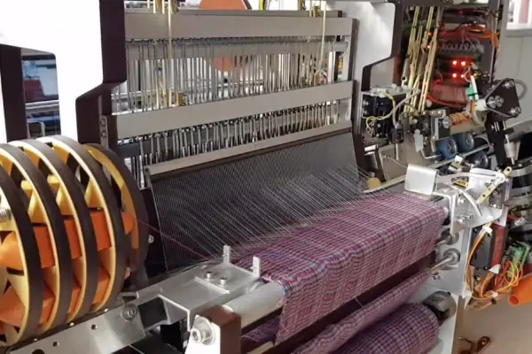 عکس دستگاه بافندگی پارچه بنفش