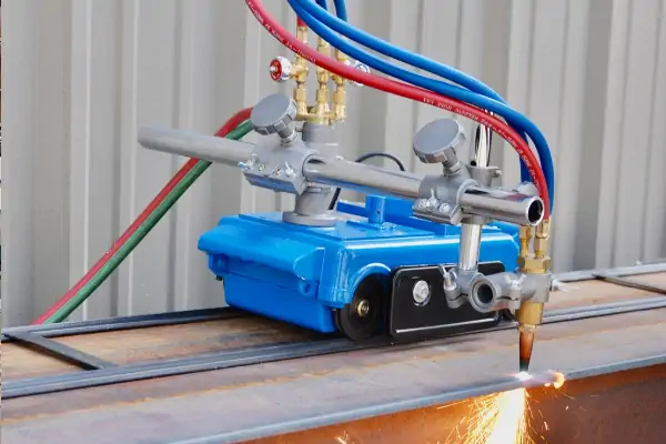 عکس جوشکاری آلومینیوم دور در چوبی با دستگاه برش هواگاز