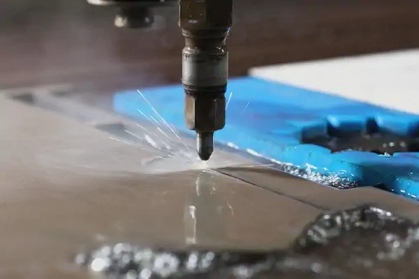 عکس برش ورق آلومینیومی توسط نازل جوش دستگاه برش واتر جت