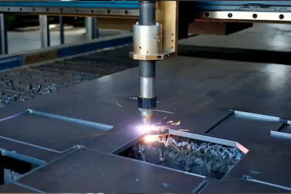 عکس دستگاه برش پلاسما در حال برش زدن