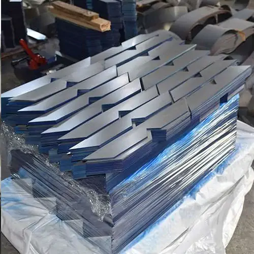 تعداد زیادی ورق آلومینیوم زاویه دار با دستگاه برش CRGO