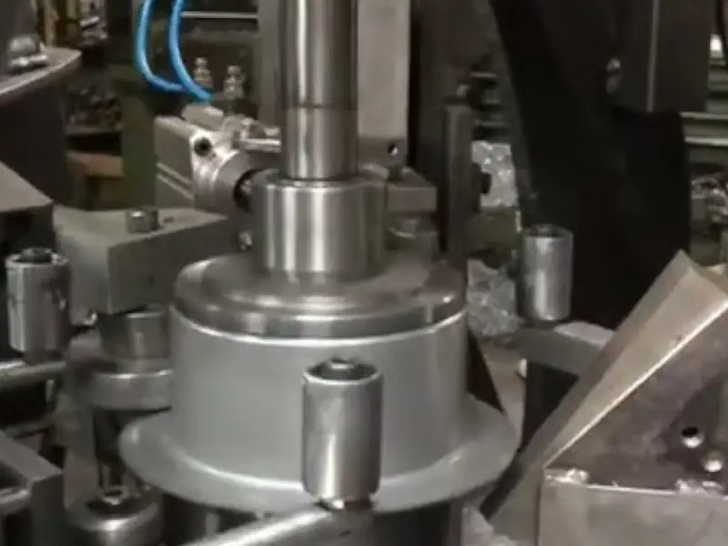 عکس قابلمه در حال تراش خوردن