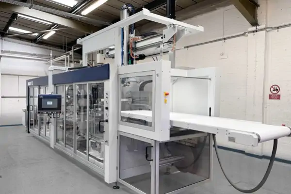 عکس خط تولید ترموفرمینگ ظرف به همراه نوار نقاله و پنل کنترل