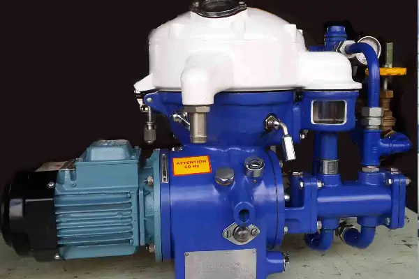 عکس پمپ خروجی آبی رنگ دستگاه تصفیه روغن صنعتی