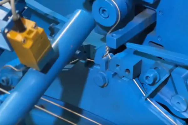 عکس دستگاه تولید آویز لباس چوب لباسی آبی به همراه چوب لباسی سفید رنگ