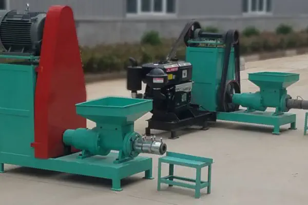 عکس دستگاه تولید زغال فشرده از ضایعات سبز رنگ در محیط باز