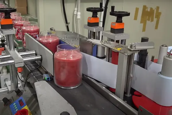 عکس شمع قرمز در نوار نقاله