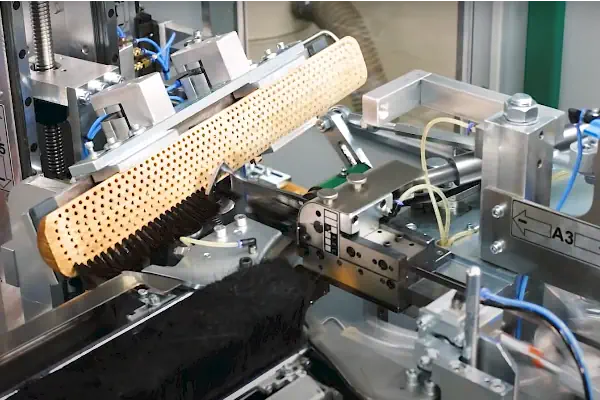 عکس فرچه کرم رنگ به همراه دستگاه آن