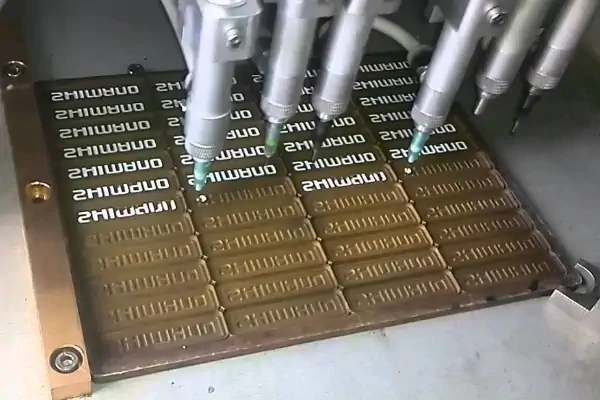 عکس لیبل سفید روی دستگاه تولید لیبل pvc