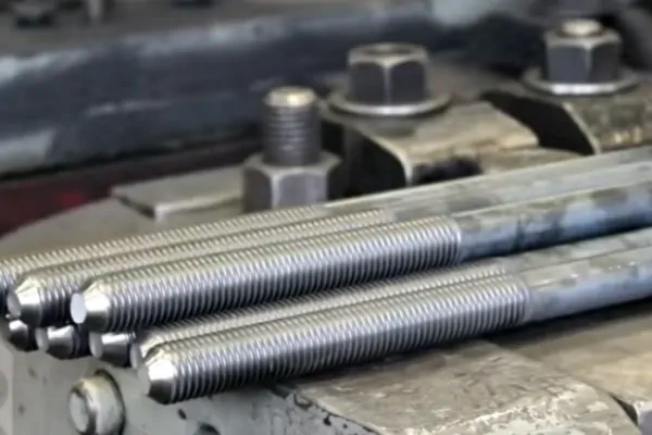 عکس پیچ های رزوه دار در خط تولید پیچ