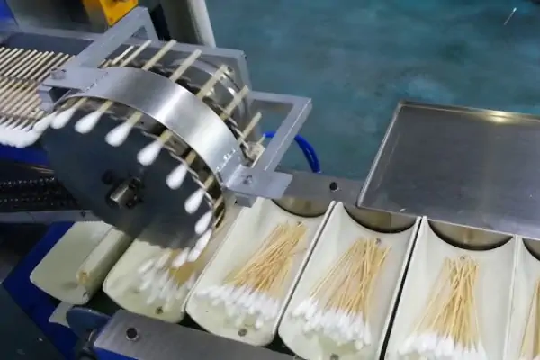 عکس دستگاه تولید گوش پاک کن به همراه 4 بسته کوچک گوش پاک کن