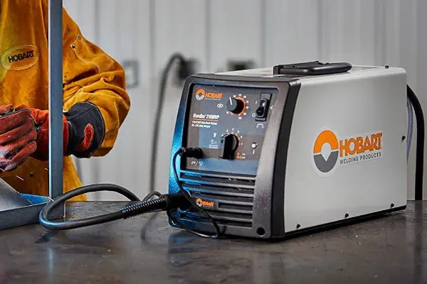 عکس جوشکار در کنار دستگاه جوش اینورتر تیگ، آرگون