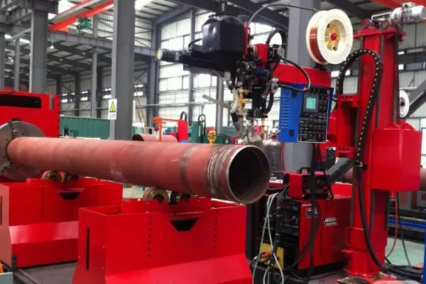 عکس دستگاه جوشکاری لوله فلزی  قرمز رنگ و لوله